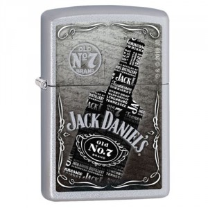 Briquet essence ZIPPO pêle-mêle de logos dans une bouteille de Jack Daniel's sur fond "satin chrome"